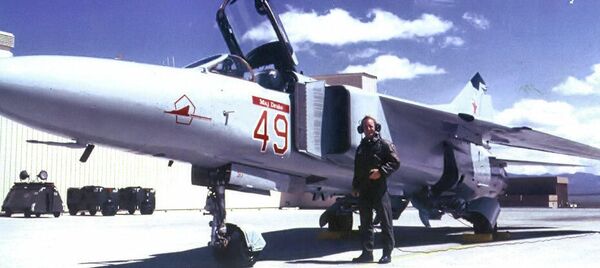 Майор Томас Дрейк со своим МиГ-23, 1988 Майор Томас Дрейк со своим МиГ-23, 1988