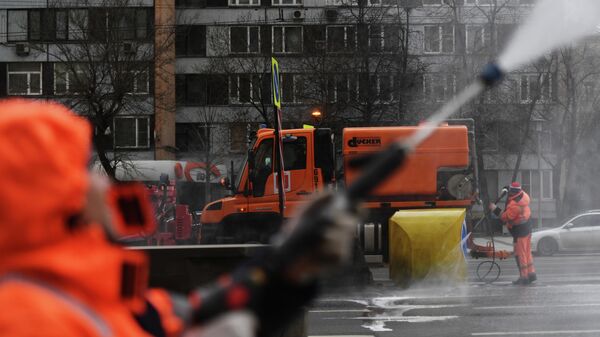 Сотрудники коммунальных служб во время уборки на улице Новинский бульвар в Москве. Сотрудники коммунальных служб во время уборки на улице Новинский бульвар в Москве.