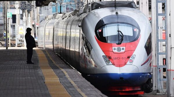 Поезд Сапсан на Ленинградском вокзале в Москве Поезд Сапсан на Ленинградском вокзале в Москве