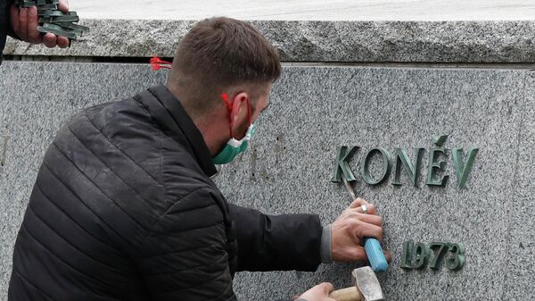 Демонтаж памятника маршалу Коневу в Праге Демонтаж памятника маршалу Коневу в Праге