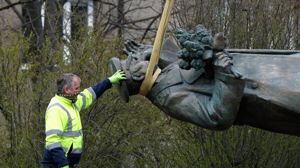 Демонтаж памятника маршалу Коневу в Праге Демонтаж памятника маршалу Коневу в Праге
