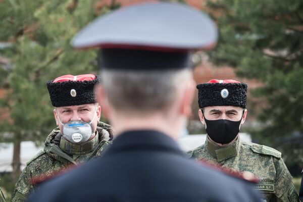Члены станичного казачьего общества Рузского муниципального района имени Л. М. Доватора патрулируют улицы Рузы во время режима самоизоляции в Московской области Члены станичного казачьего общества Рузского муниципального района имени Л. М. Доватора патрулируют улицы Рузы во время режима самоизоляции в Московской области