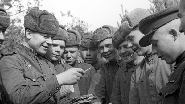 Советские воины разбирают почту. 2-ой Белорусский фронт Советские воины разбирают почту. 2-ой Белорусский фронт