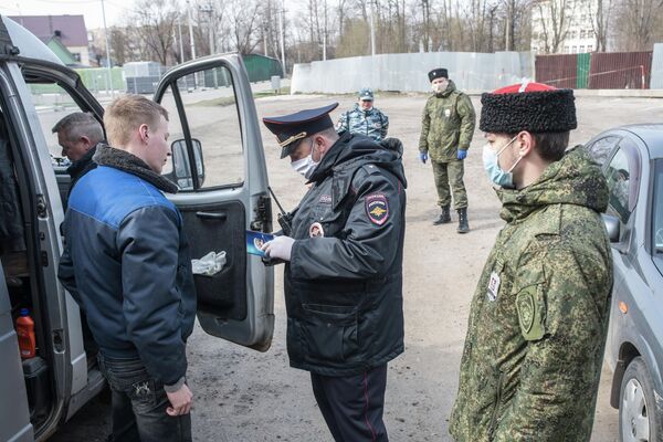 Члены станичного казачьего общества Рузского района совместно с сотрудниками правоохранительных органов патрулируют улицы Рузы во время режима самоизоляции в Московской области Члены станичного казачьего общества Рузского района совместно с сотрудниками правоохранительных органов патрулируют улицы Рузы во время режима самоизоляции в Московской области