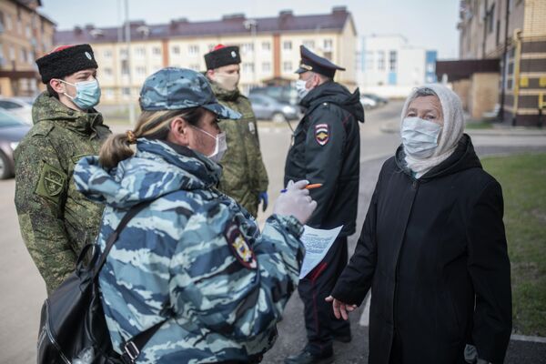 Члены станичного казачьего общества совместно с сотрудниками правоохранительных органов патрулируют улицы Рузы во время режима самоизоляции в Московской области Члены станичного казачьего общества совместно с сотрудниками правоохранительных органов патрулируют улицы Рузы во время режима самоизоляции в Московской области