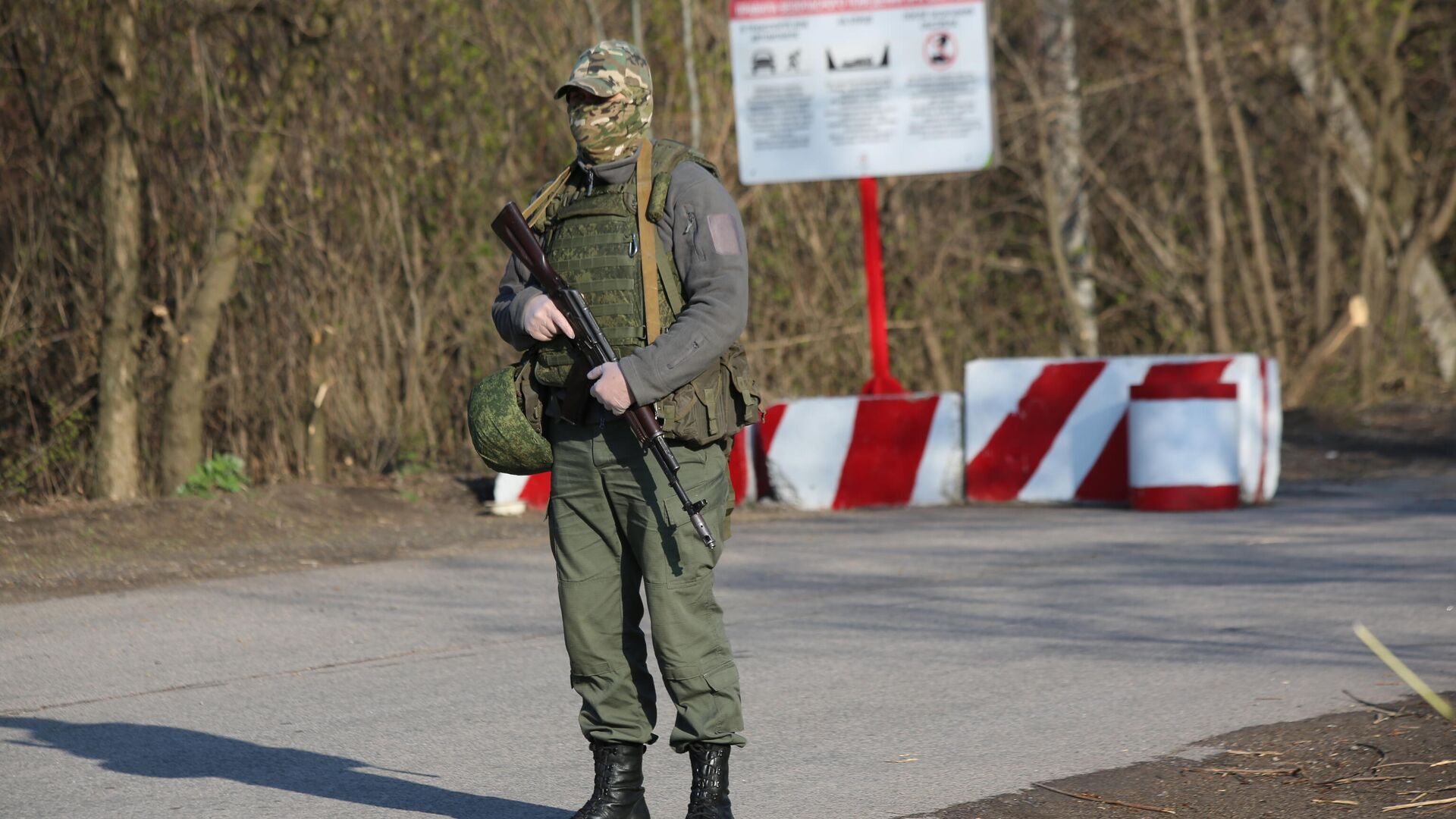 Военнослужащий ДНР на КПП на окраине города Горловка в Донецкой области Военнослужащий ДНР на КПП на окраине города Горловка в Донецкой области - РИА Новости, 1920, 16.09.2020