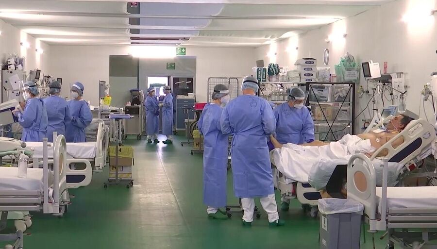 Работа российских и итальянских врачей в полевом госпитале Бергамо Работа российских и итальянских врачей в полевом госпитале Бергамо
