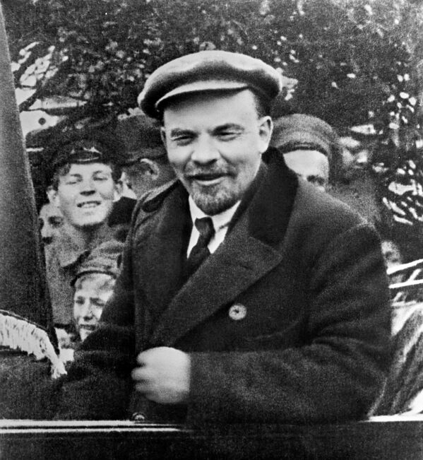 Владимир Ильич Ленин в автомобиле перед отъездом с Красной площади в День международной солидарности трудящихся. 1919 год Владимир Ильич Ленин в автомобиле перед отъездом с Красной площади в День международной солидарности трудящихся. 1919 год