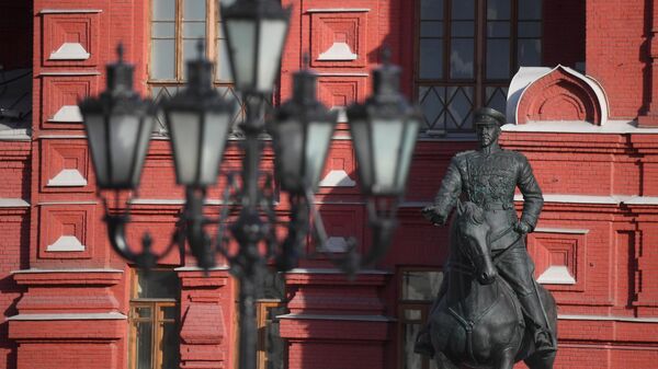 Отреставрированный памятник маршалу Жукову установили на Манежной площади в Москве Отреставрированный памятник маршалу Жукову установили на Манежной площади в Москве