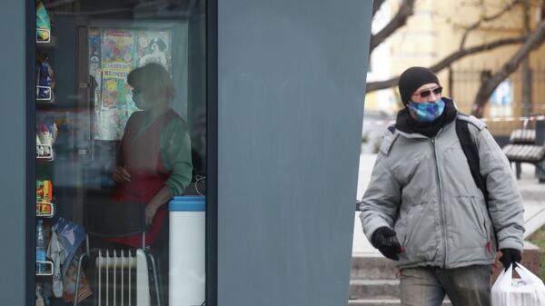 Мужчина рядом с торговым киоском на улице Москвы Мужчина рядом с торговым киоском на улице Москвы