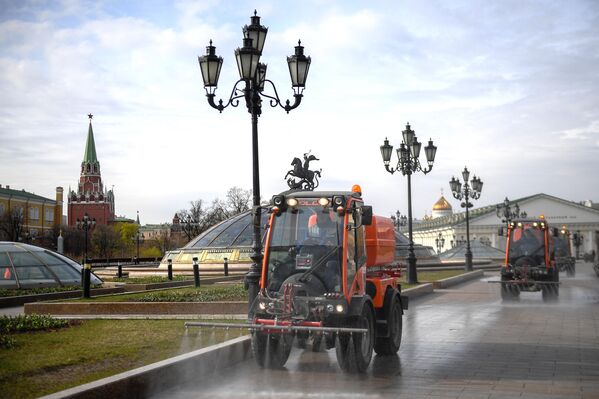 Автомобили коммунальных служб дезинфицируют дороги и тротуары в центре Москвы Автомобили коммунальных служб дезинфицируют дороги и тротуары в центре Москвы