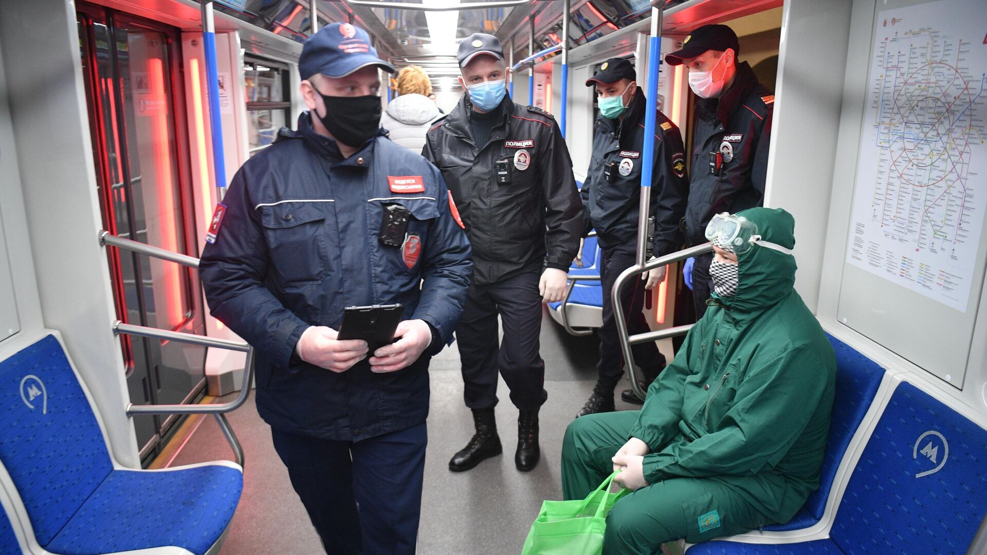 Проверка соблюдения дистанции между пассажирами в транспорте Проверка соблюдения дистанции между пассажирами в транспорте - РИА Новости, 1920, 05.10.2020