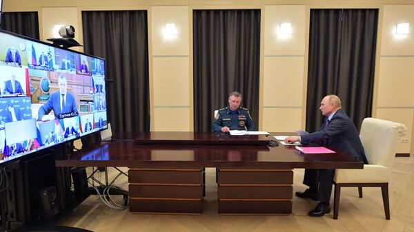 Президент РФ Владимир Путин и министр РФ по делам гражданской обороны, чрезвычайным ситуациям и ликвидации последствий стихийных бедствий Евгений Зиничев во время совещания о ситуации с паводками и пожарами в регионах Президент РФ Владимир Путин и министр РФ по делам гражданской обороны, чрезвычайным ситуациям и ликвидации последствий стихийных бедствий Евгений Зиничев во время совещания о ситуации с паводками и пожарами в регионах