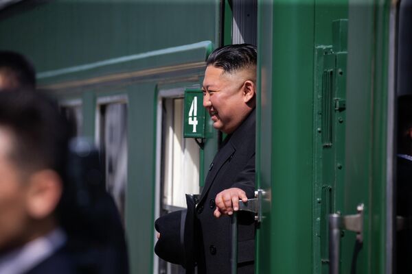 Председатель Госсовета Корейской Народно-Демократической Республики Ким Чен Ын на железнодорожном вокзале Владивосток Председатель Госсовета Корейской Народно-Демократической Республики Ким Чен Ын на железнодорожном вокзале Владивосток