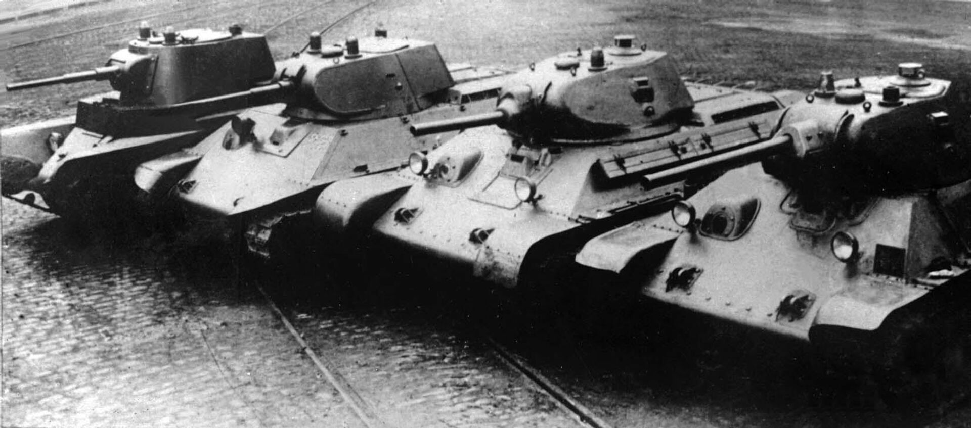 Довоенные танки производства завода № 183. Слева направо: А-8 (БТ-7М), А-20, Т-34 обр. 1940 года с пушкой Л-11, Т-34 обр. 1941 года с пушкой Ф-34 Довоенные танки производства завода № 183. Слева направо: А-8 (БТ-7М), А-20, Т-34 обр. 1940 года с пушкой Л-11, Т-34 обр. 1941 года с пушкой Ф-34 - РИА Новости, 1920, 16.09.2020