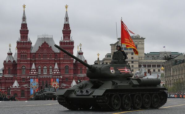 Средний танк Т-34-85 на военном параде, посвященном 72-й годовщине Победы в Великой Отечественной войне 1941-1945 годов Средний танк Т-34-85 на военном параде, посвященном 72-й годовщине Победы в Великой Отечественной войне 1941-1945 годов