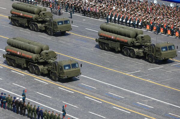 Зенитный ракетный комплекс С-400 Триумф во время военного парада в ознаменование 70-летия Победы в Великой Отечественной войне 1941-1945 годов Зенитный ракетный комплекс С-400 Триумф во время военного парада в ознаменование 70-летия Победы в Великой Отечественной войне 1941-1945 годов