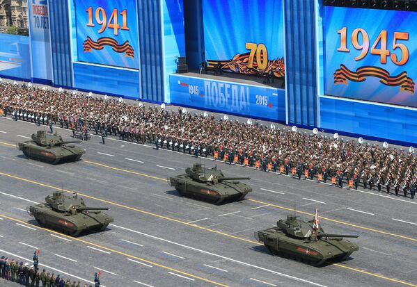 Танк Т-14 на гусеничной платформе Армата во время военного парада в ознаменование 70-летия Победы в Великой Отечественной войне 1941-1945 годов Танк Т-14 на гусеничной платформе Армата во время военного парада в ознаменование 70-летия Победы в Великой Отечественной войне 1941-1945 годов