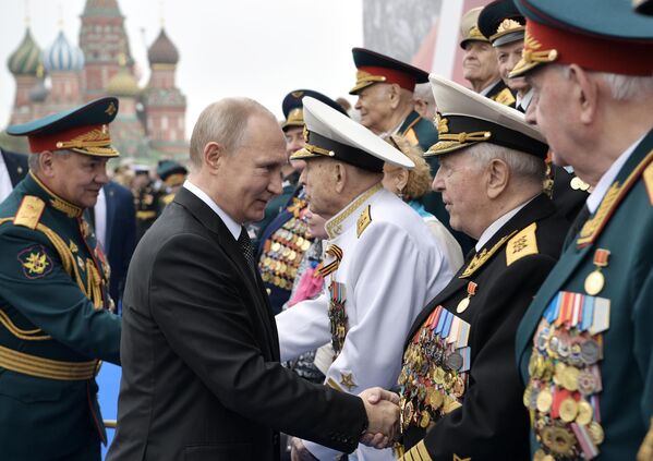 9 мая 2019. Президент РФ - верховный главнокомандующий вооружёнными силами РФ Владимир Путин после окончания военного парада в ознаменование 74-й годовщины Победы в Великой Отечественной войне 1941–1945 годов на Красной площади в Москве. Слева - министр обороны РФ Сергей Шойгу 9 мая 2019. Президент РФ - верховный главнокомандующий вооружёнными силами РФ Владимир Путин после окончания военного парада в ознаменование 74-й годовщины Победы в Великой Отечественной войне 1941–1945 годов на Красной площади в Москве. Слева - министр обороны РФ Сергей Шойгу
