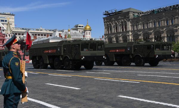 Оперативно-тактический ракетный комплекс (ОТРК) Искандер-М на военном параде, посвященном 73-й годовщине Победы в Великой Отечественной войне 1941-1945 годов Оперативно-тактический ракетный комплекс (ОТРК) Искандер-М на военном параде, посвященном 73-й годовщине Победы в Великой Отечественной войне 1941-1945 годов
