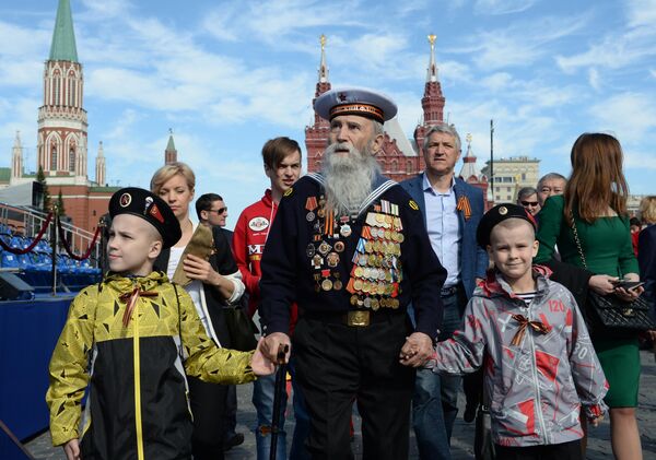 Ветеран с детьми перед началом военного парада в ознаменование 70-летия Победы в Великой Отечественной войне 1941-1945 годов Ветеран с детьми перед началом военного парада в ознаменование 70-летия Победы в Великой Отечественной войне 1941-1945 годов