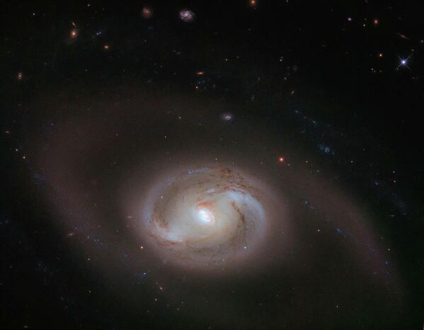 NGC 2273 — спиральная галактика с перемычкой в созвездии Рысь NGC 2273 — спиральная галактика с перемычкой в созвездии Рысь