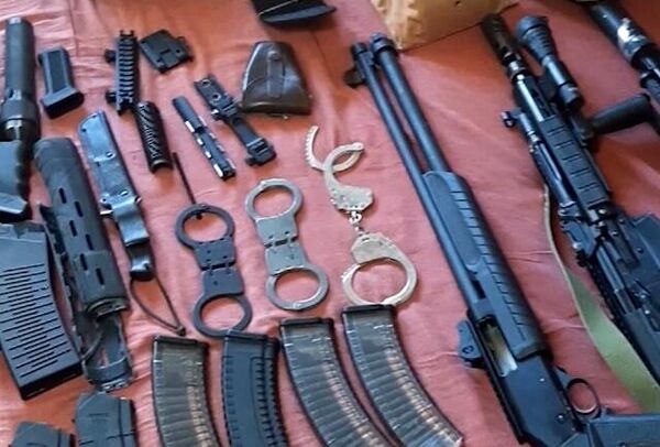 Оружие и боеприпасы, изъятые сотрудниками ФСБ в ходе обыска у членов преступной группы, причастной к восстановлению боевых свойств гражданских образцов оружия и изготовлению боеприпасов. Стоп-кадр видео Оружие и боеприпасы, изъятые сотрудниками ФСБ в ходе обыска у членов преступной группы, причастной к восстановлению боевых свойств гражданских образцов оружия и изготовлению боеприпасов. Стоп-кадр видео