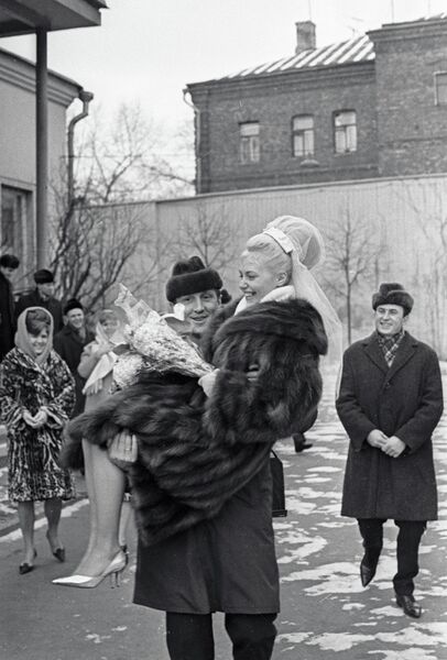 Альберт Шестернев несет на руках свою жену Татьяну Жук Альберт Шестернев несет на руках свою жену Татьяну Жук