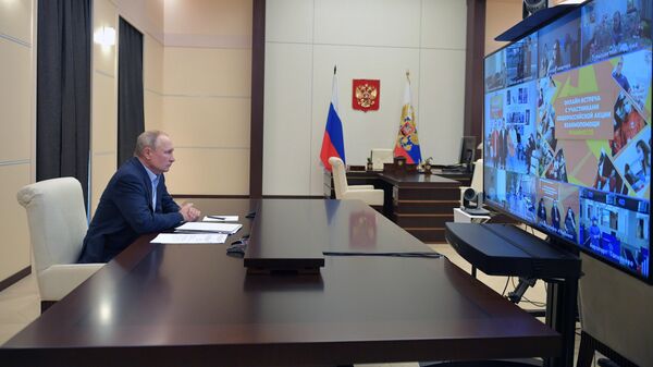 Президент РФ Владимир Путин во время онлайн-встречи с участниками общероссийской акции взаимопомощи МыВместе Президент РФ Владимир Путин во время онлайн-встречи с участниками общероссийской акции взаимопомощи МыВместе