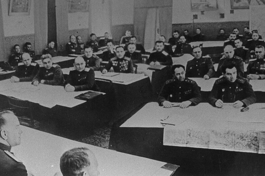 Совещание командующих армиями перед штурмом Берлина. I-й Белорусский фронт