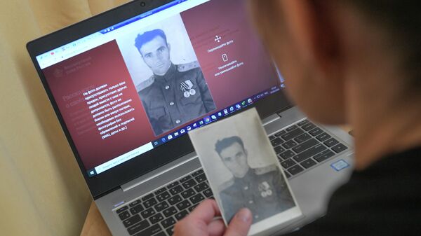 Жительница Москвы Анна Белорыбкина заполняет заявку для участия в акции Бессмертный полк онлайн Жительница Москвы Анна Белорыбкина заполняет заявку для участия в акции Бессмертный полк онлайн
