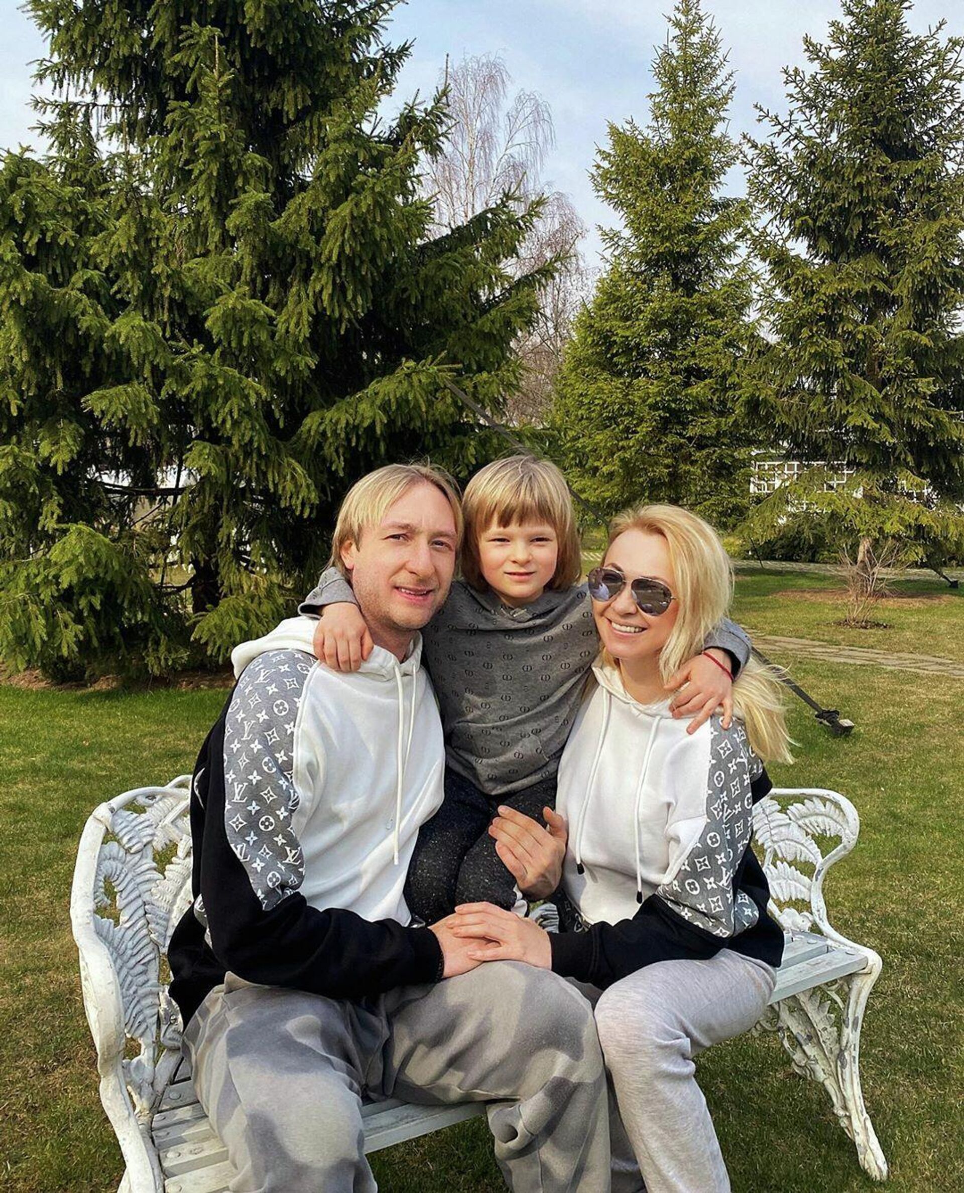 Евгений Плющенко, Александр Плющенко и Яна Рудковская Евгений Плющенко, Александр Плющенко и Яна Рудковская - РИА Новости, 1920, 01.02.2021
