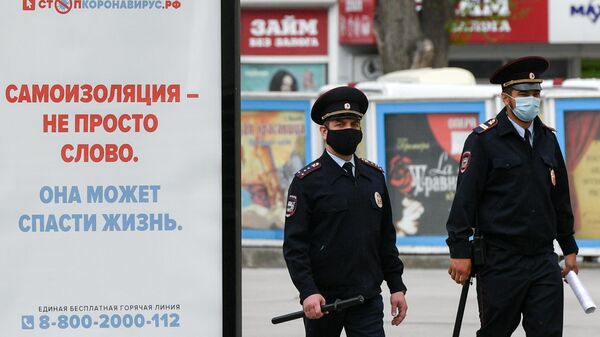 Сотрудники полиции в защитных масках Сотрудники полиции в защитных масках