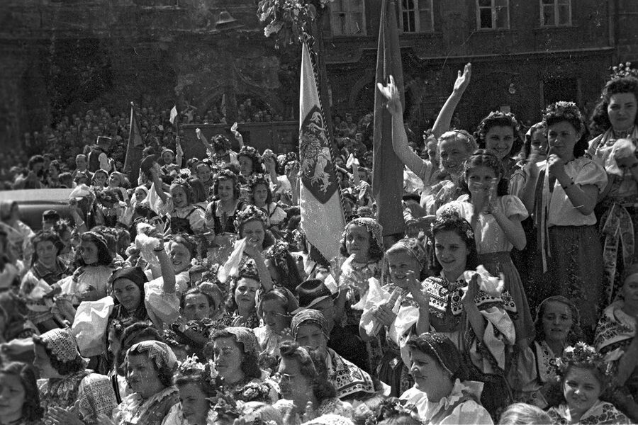 Население Праги приветствует советских воинов-освободителей. Великая Отечественная война 1941-1945 годов Население Праги приветствует советских воинов-освободителей. Великая Отечественная война 1941-1945 годов