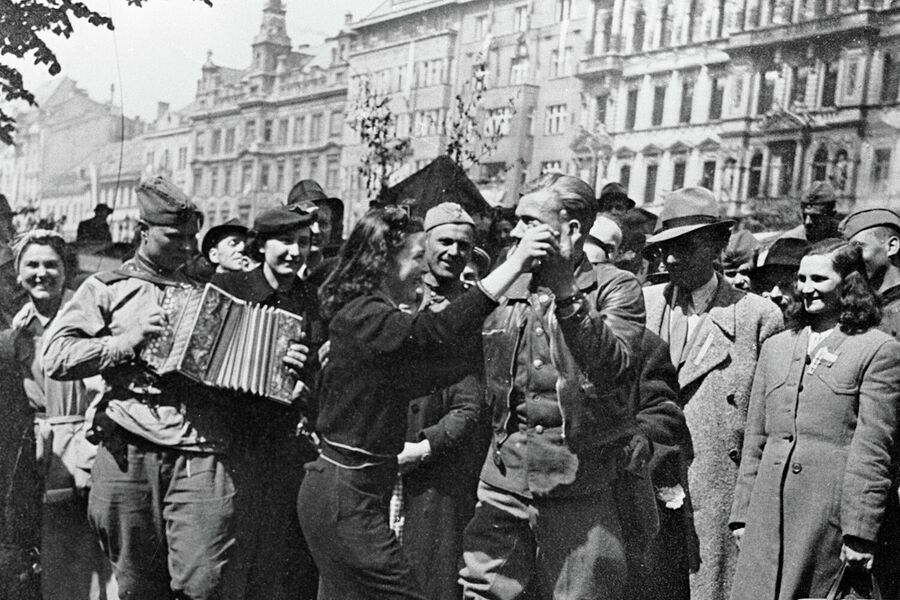 Советские воины и жители города празднуют освобождение Праги на Вацлавской площади Советские воины и жители города празднуют освобождение Праги на Вацлавской площади