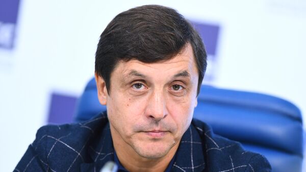 Хоккеист Валерий Каменский во время пресс-конференции в Москве, посвященной всероссийскому юношескому хоккейному турниру Кубок Александра Овечкина. Хоккеист Валерий Каменский во время пресс-конференции в Москве, посвященной всероссийскому юношескому хоккейному турниру Кубок Александра Овечкина.