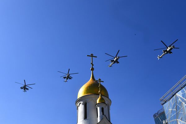 Вертолеты Ми-24 во время воздушного парада Победы в Новосибирске Вертолеты Ми-24 во время воздушного парада Победы в Новосибирске
