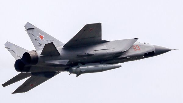 Истребитель-перехватчик МиГ-31К с гиперзвуковой ракетой Кинжал Истребитель-перехватчик МиГ-31К с гиперзвуковой ракетой Кинжал
