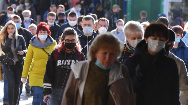 Пассажиры у Курского вокзала в Москве Пассажиры у Курского вокзала в Москве