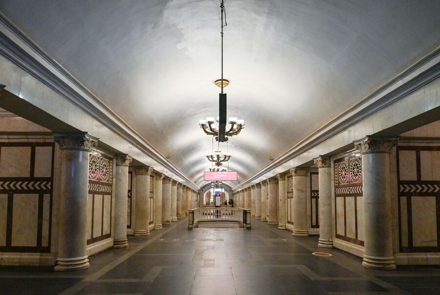 На станции метро Павелецкая Кольцевой линии в Москве На станции метро Павелецкая Кольцевой линии в Москве