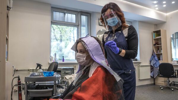 Девушке делают мелирование волос в салоне красоты в Петрозаводске
