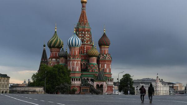 Прохожие на Красной площади в Москве Прохожие на Красной площади в Москве