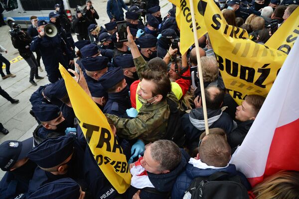 Столкновения участников акции протеста против карантинных мер, введенных в связи с пандемией коронавируса COVID-19, с сотрудниками полиции в Варшаве Столкновения участников акции протеста против карантинных мер, введенных в связи с пандемией коронавируса COVID-19, с сотрудниками полиции в Варшаве