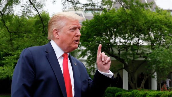 Президент США Дональд Трамп беседует со СМИ на южной лужайке Белого дома в Вашингтоне Президент США Дональд Трамп беседует со СМИ на южной лужайке Белого дома в Вашингтоне