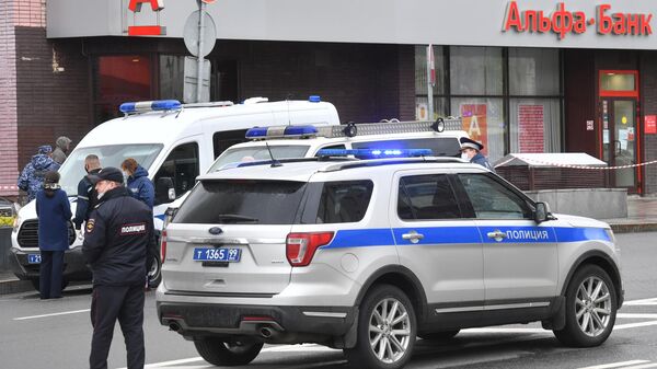 Сотрудники полиции у отделения Альфа-банка в центре Москвы, откуда поступило сообщение, что неизвестный удерживает несколько человек и угрожает взорвать отделение Сотрудники полиции у отделения Альфа-банка в центре Москвы, откуда поступило сообщение, что неизвестный удерживает несколько человек и угрожает взорвать отделение