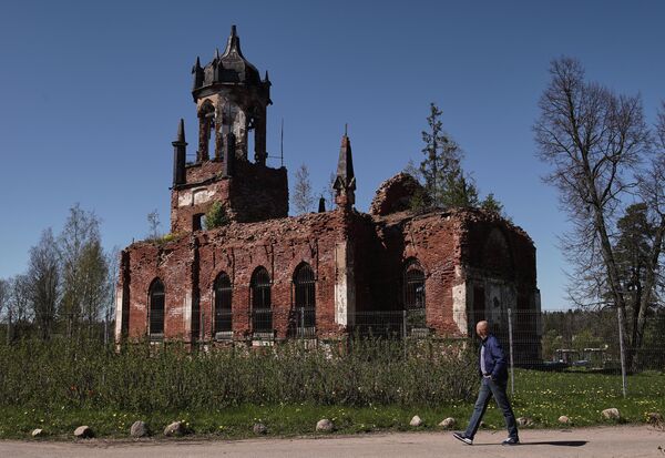 Посетитель в Усадьбе Марьино, открытой для посещения в Тоснеском районе Ленинградской области Посетитель в Усадьбе Марьино, открытой для посещения в Тоснеском районе Ленинградской области