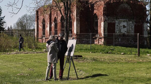 Посетители в Усадьбе Марьино (усадьба Строгановых и князей Голициных), открытой для посещения в Тоснеском районе Ленинградской области Посетители в Усадьбе Марьино (усадьба Строгановых и князей Голициных), открытой для посещения в Тоснеском районе Ленинградской области