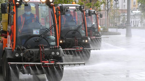 Автомобили коммунальных служб во время дезинфекции тротуаров в Москве Автомобили коммунальных служб во время дезинфекции тротуаров в Москве