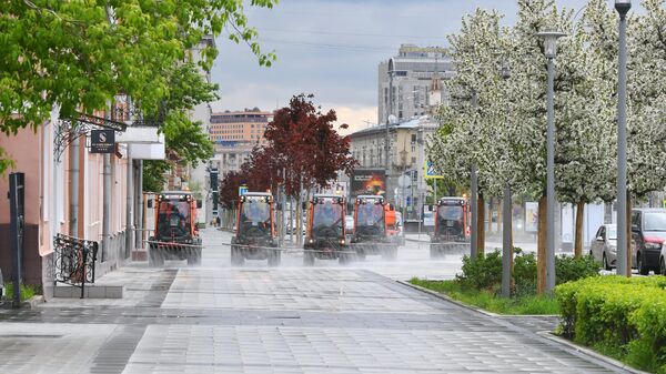 Автомобили коммунальных служб во время дезинфекции тротуаров в Москве Автомобили коммунальных служб во время дезинфекции тротуаров в Москве