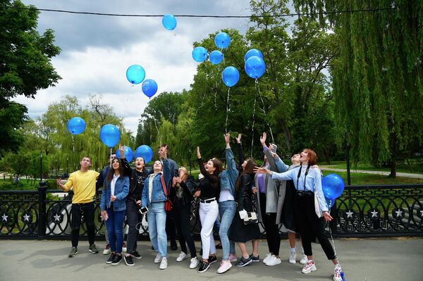 Выпускники средней школы отпускают воздушные шары после празднования последнего звонка в парке Гагарина в Симферополе Выпускники средней школы отпускают воздушные шары после празднования последнего звонка в парке Гагарина в Симферополе